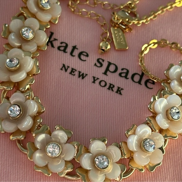 Kate spade ( Rare ) garden flowers mother of pearls necklace - Picture 5 of 10